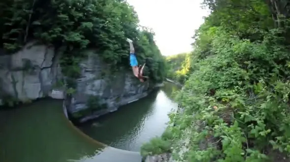 خطرناکترین شیرجه ویلچر سوار از پشت کامیون ! + فیلم