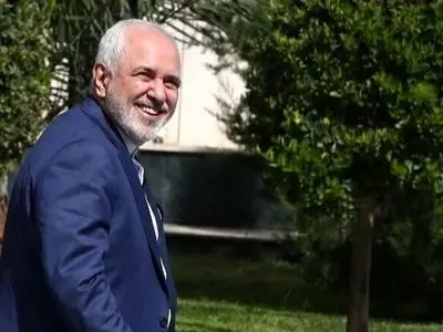 عکس / نگاهی به شمال گردی ظریف در مزرعه چای لاهیجان /  تیپ اسپورت معاون سابق پزشکیان با کلاه منحصربفردش 