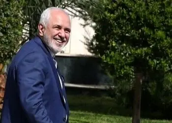 عکس / نگاهی به شمال گردی ظریف در مزرعه چای لاهیجان /  تیپ اسپورت معاون سابق پزشکیان با کلاه منحصربفردش 