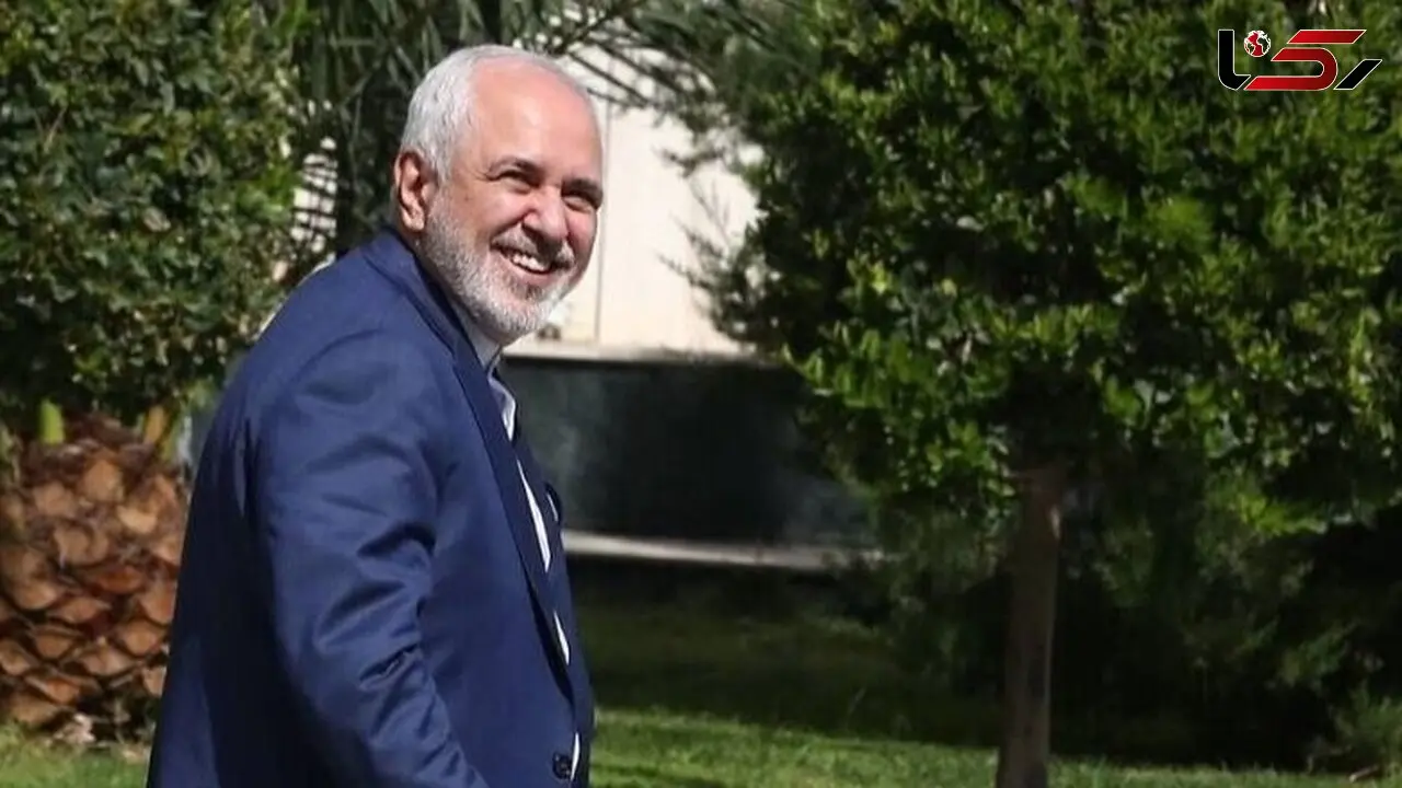 عکس / نگاهی به شمال گردی ظریف در مزرعه چای لاهیجان /  تیپ اسپورت معاون سابق پزشکیان با کلاه منحصربفردش 