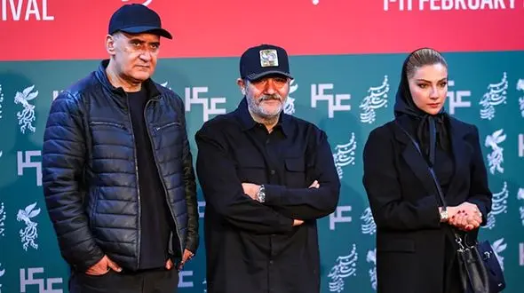 عکس ها/ تیپ و استایل بازیگران ایرانی فیلم سینمایی «غوطه ور» در اولین روز از جشنواره فیلم فجر/ لباس سرتاپا مشکی مهران غفوریان و محیا دهقانی 