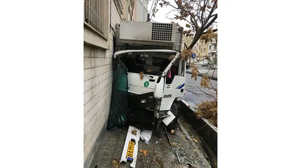 کامیون بدون ترمز و راننده در سعادت آباد 3 خودرو و یک درخت را درهم کوبید+عکس 