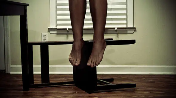 دار زدن  یک زن توسط مرد شیطان صفت در خانه مجردی