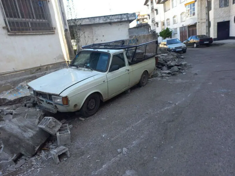 وزش باد و ریزش دیوار