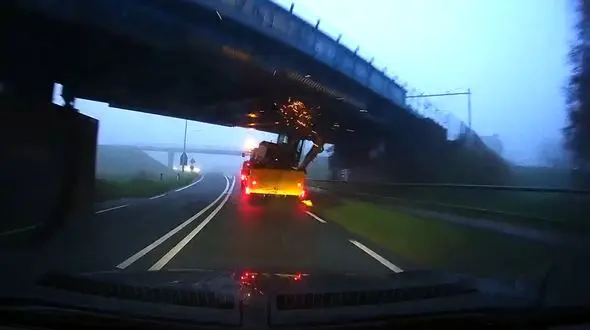 واژگونی تریلر پس از برخورد با پل بزرگراه + فیلم