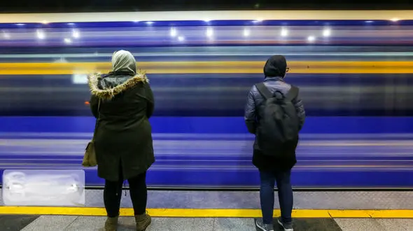 خودکشی فجیع  یک زن در متروی کرج /  پاهایش قطع شد !