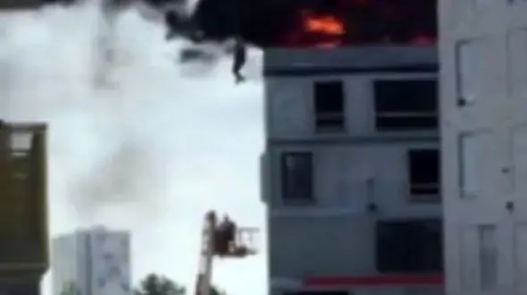 لحظه عجیب نجات مردی از آتش با جرثقیل+ فیلم