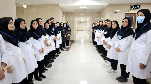 تبعیض مالیاتی میان پزشکان و پرستاران در بخش دولتی/پرستاران؛ نیروی خط مقدم سلامت، بی‌نصیب از حمایت‌های مالیاتی