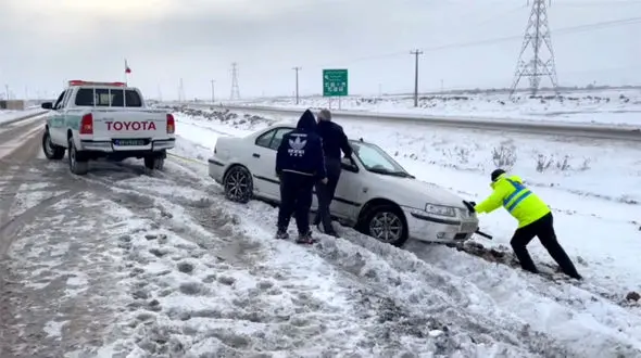 فیلم کمک رسانی ماموران پلیس به خودروی گرفتار در برف را ببینید 