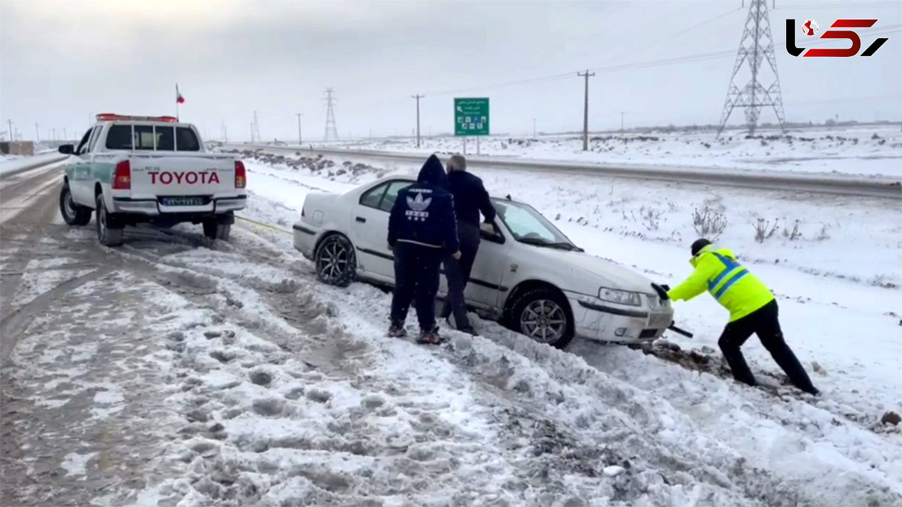 فیلم کمک رسانی ماموران پلیس به خودروی گرفتار در برف را ببینید 