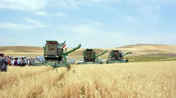 تحویل 32 دستگاه کمباین با تسهیلات بانکی به کشاورزان هشترود