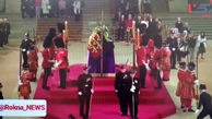ببینید / لحظه بیهوش شدن نیروی گارد سلطنتی هنگام برگزاری مراسم تشریفات تابوت ملکه! + فیلم
