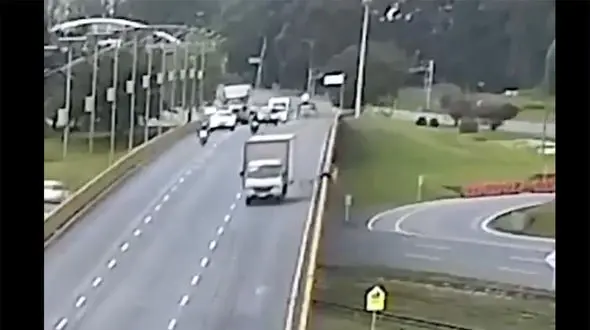 ببینید / پرتاب شدن وحشتناک دوچرخه‌ سوار از روی پل توسط راننده بی‌رحم + فیلم