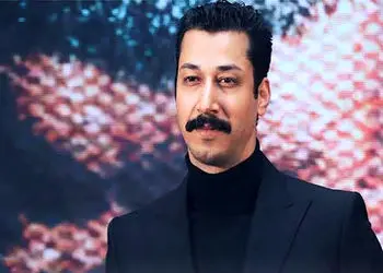 سفر در زمان با بهرام افشاری / عکس دیده‌نشده «بهتاش پایتخت» روی صحنه تئاتر ۱۲ سال پیش