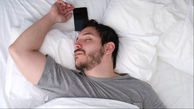 8 خطر جدی خوابیدن کنار گوشی + راه حل