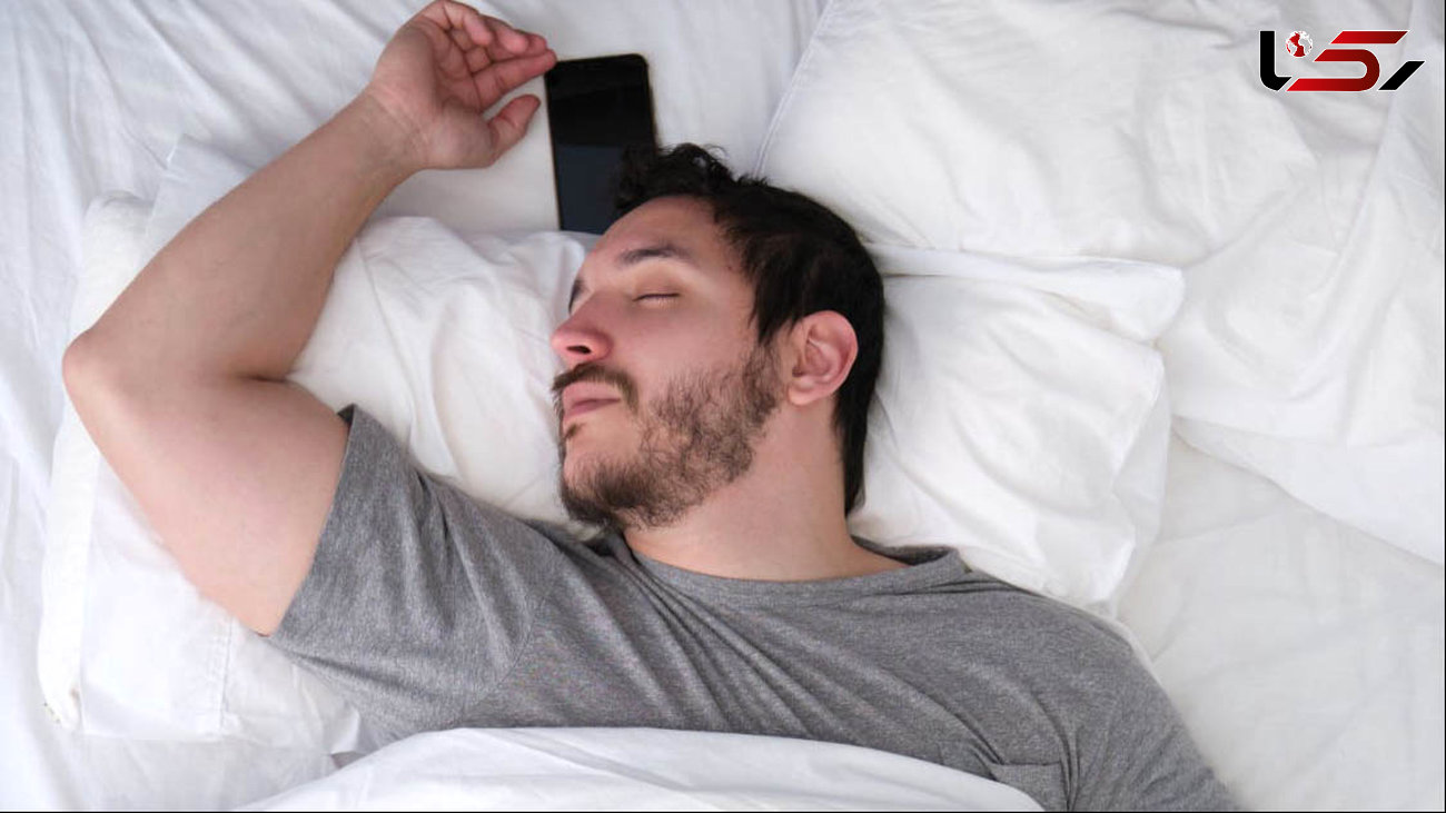 8 خطر جدی خوابیدن کنار گوشی + راه حل