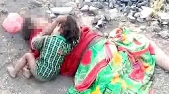 صحنه دردناک شیرخوردن کودک از جسد رها شده مادرش +عکس