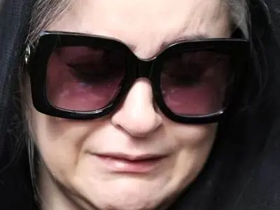 فیلم  جگرسوزی لاله اسکندری، مونا کرمی، نعیمه نظام دوست به شهادت مرزبان کشورمان که در سرمای کردستان یخ زد/پسرش تازه یادگرفته بود بگه بابا