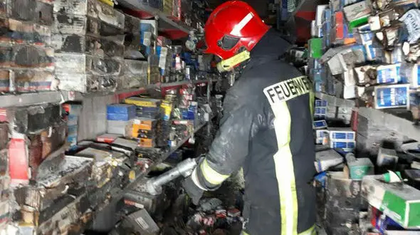 مهار آتش سوزی مغازه فروش لوازم یدکی در مشهد