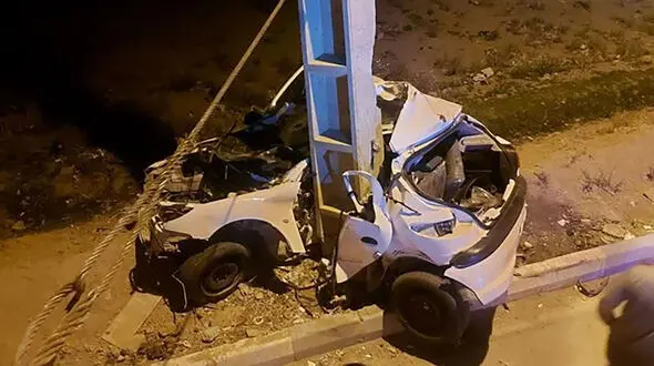 عکس وحشتناک از تصادف مرگبار پژو 206 با تیربرق / پژو مچاله شد