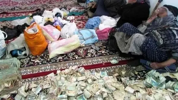 خلاقیت خنده دار یک گدا در طراحی و ساخت کاسه گدایی برای هر دین و مذهب حماسه آفرید +عکس/لامصب هیتلر هم این مغزو نداشت