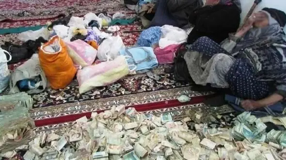 خلاقیت خنده دار یک گدا در طراحی و ساخت کاسه گدایی برای هر دین و مذهب حماسه آفرید +عکس/لامصب هیتلر هم این مغزو نداشت