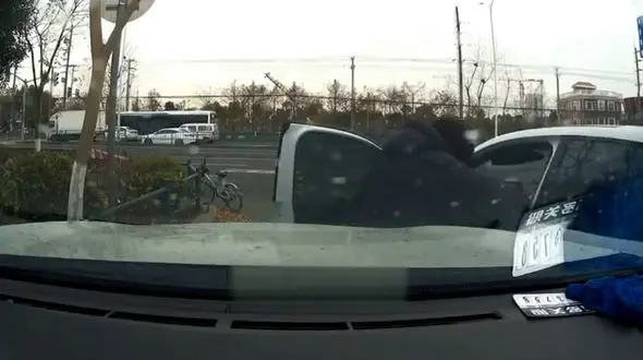 ببینید / له شدن راننده سر به هوا