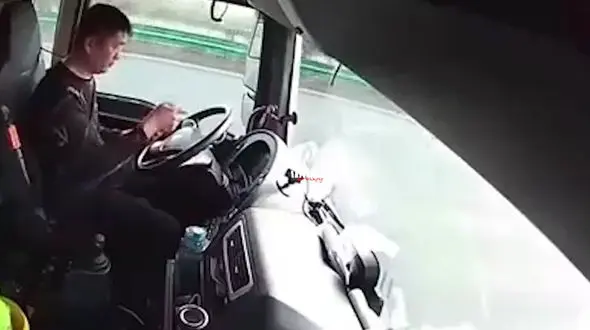 راننده حواس پرت، باعث تصادف کامیون شد + فیلم