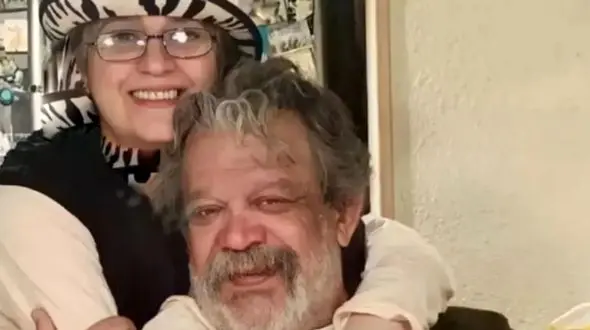 فیلم خانه زندگی ساده و معمولی مهناز افضلی و حسن پورشیرازی /  خانه پر از گل و کتاب تا تلفن دیوار قدیمی عتیقه!