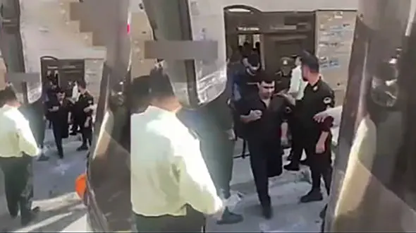 در این خانه یک اتوبوس افغان غیرمجاز زندگی می کردند + فیلم و جزییات