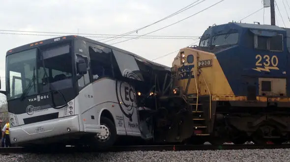 تصادف قطار و اتوبوس 4 کشته داد+ تصاویر