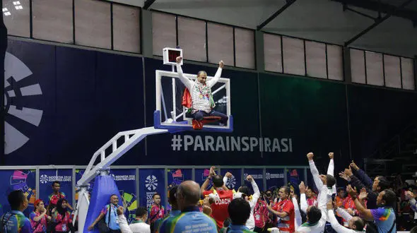 شادی منحصر به فرد بازیکن تیم بستکبال با ولیچر ایران! + عکس جنجالی