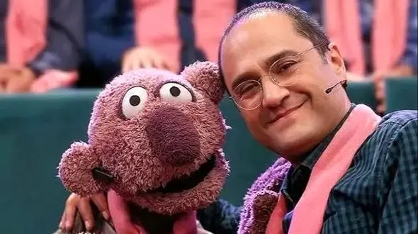 فیلم آواز هنرمندانه /  پشت صحنه هله دان خوندن جناب خان اینجوریه یه عروسک انقد عزیز شده ...