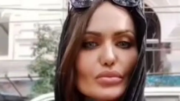 خواهر دوقلو و ایرانی الاصل آنجلینا جولی: من به واسطه خواهرم آسیب دیدم! اطرافیانم حسود هستند نقشه قتلم را کشیدند! 25 بار ازدواج کردم چون...