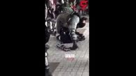 حمله وحشیانه چند پلیس به زن باردار در جریان تظاهرات مردمی در هنگ کنگ + فیلم 