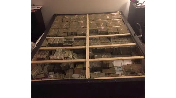  جاسازی دلارهای میلیونی در بدنه یک تختخواب