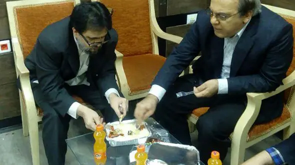 شام خوردن دو چهره مخالف سیاسی ایران در یک ظرف! +عکس