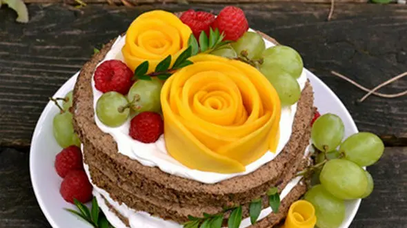 تزیین کیک اسفنجی با میوه