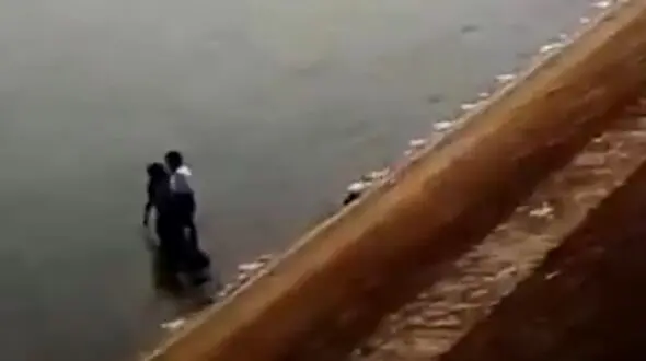 فیلم لحظه دردناک غرق شدن دو دختر نوجوان در دریا
