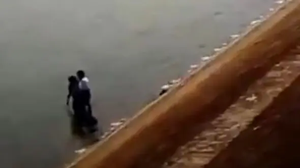 فیلم لحظه دردناک غرق شدن دو دختر نوجوان در دریا