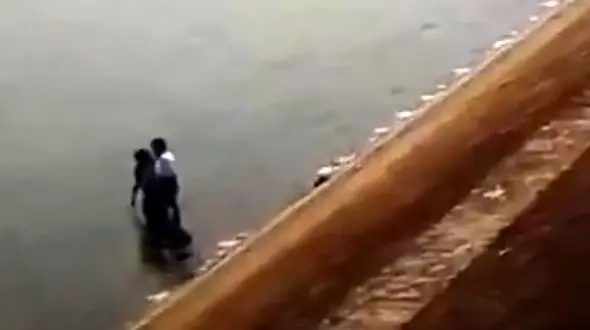 فیلم لحظه دردناک غرق شدن دو دختر نوجوان در دریا