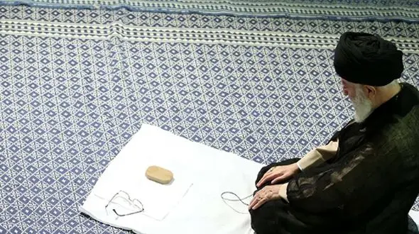 چرا رهبر معظم انقلاب در منزل خود و حسینیه بیت رهبری از زیلو استفاده می‌کنند؟ / رهبری: من باید یک کار فرهنگی انجام می‌دادم که دادم، تمام حسینیه و منزل خودم را زیلو کردم