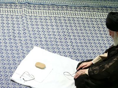 چرا رهبر معظم انقلاب در منزل خود و حسینیه بیت رهبری از زیلو استفاده می‌کنند؟ / رهبری: من باید یک کار فرهنگی انجام می‌دادم که دادم، تمام حسینیه و منزل خودم را زیلو کردم