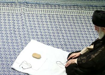 چرا رهبر معظم انقلاب در منزل خود و حسینیه بیت رهبری از زیلو استفاده می‌کنند؟ / رهبری: من باید یک کار فرهنگی انجام می‌دادم که دادم، تمام حسینیه و منزل خودم را زیلو کردم