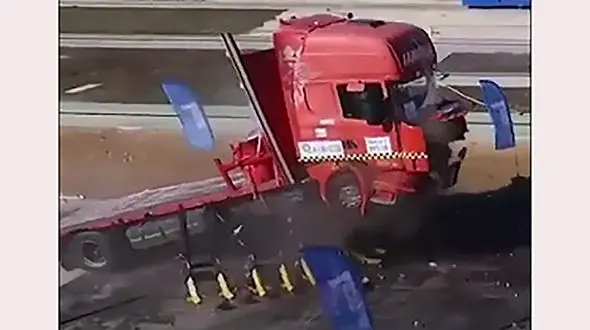 وسیله ای عجیب برای متوقف کردن سریع خودروها + فیلم