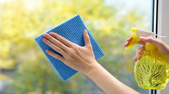 آبمیوه ریختن بچه روی میز