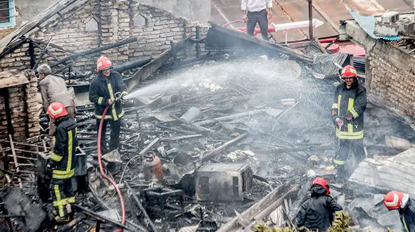 حریق گسترده در کارگاه رنگرزی واقع در اتوبان قم 