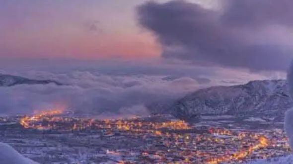 از سفیدیِ برف روی بام‌های روستای برفی تا صبح برفی در آلاسکا