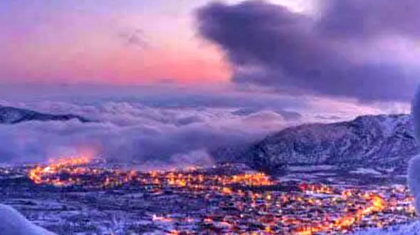 از سفیدیِ برف روی بام‌های روستای برفی تا صبح برفی در آلاسکا