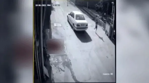 لحظه دلهره آور عبور پژو از روی یک کودک در نیاسر کاشان ! + فیلم